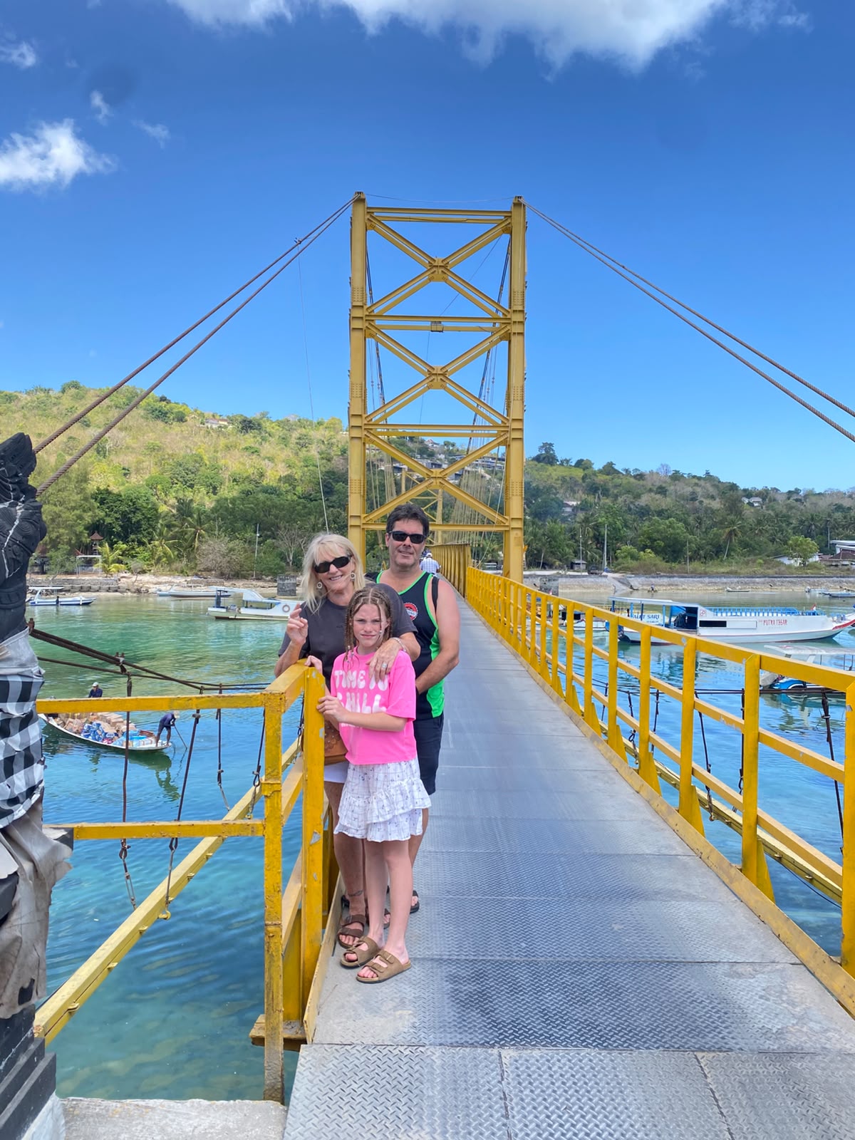 Momen keluarga di Jembatan Kuning